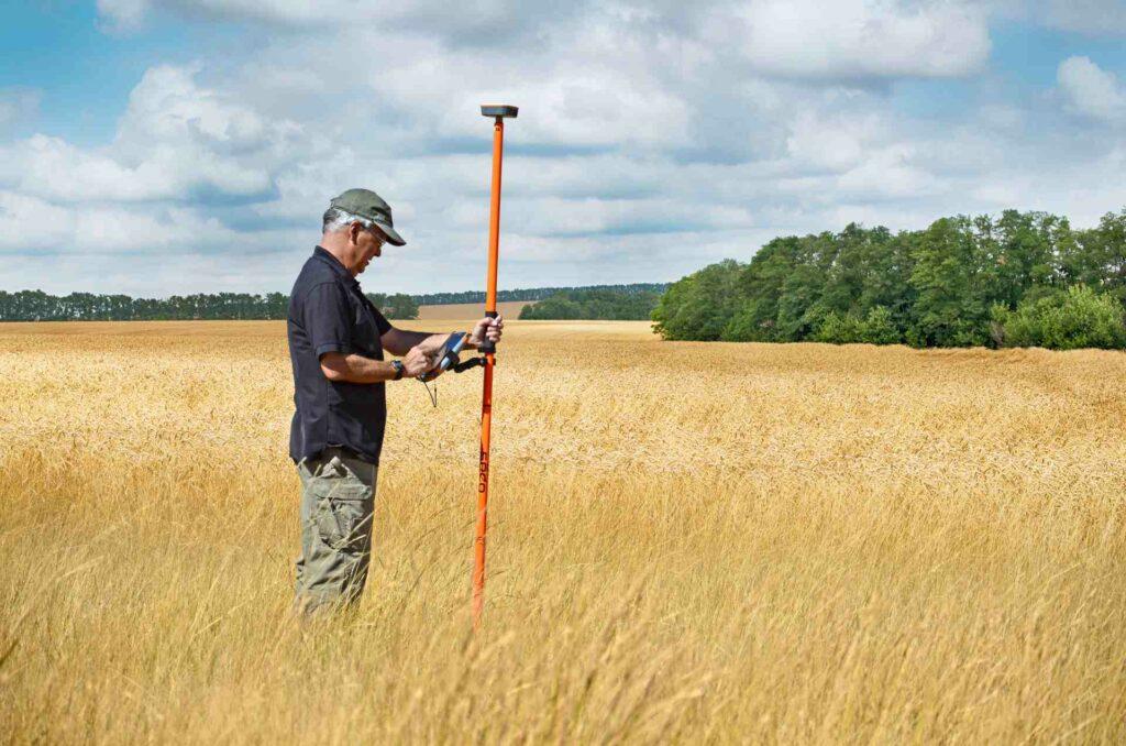 Géomètre travaillant avec une tablette Mesa 3 dans un champs de blé