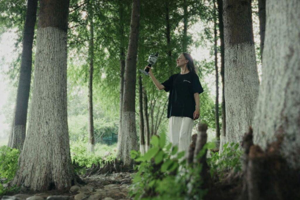 Utilisatrice d'un Trion P2 dans un milieu forestier