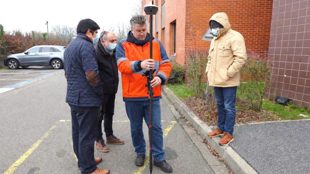 Techniciens de GEOSYSTEMS France qui enseignent la topographie