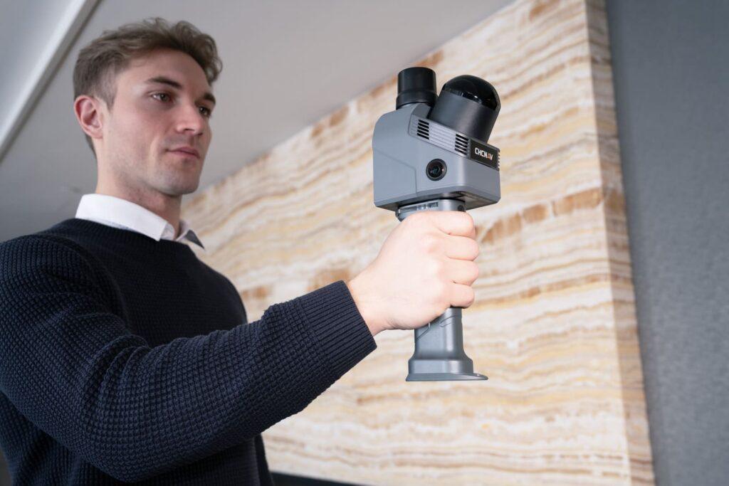 Opérateur utilisant le RS7 pour faire un levé d'intérieur