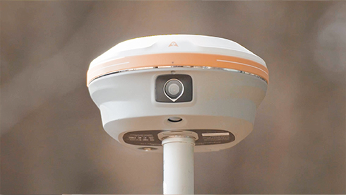 Récepteur GNSS i93 vu de face