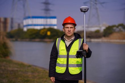 Géomètre avec son antenne EFIX F8 Vision