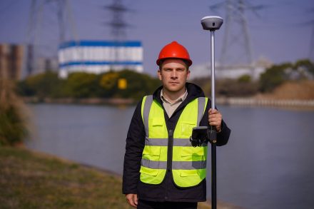 Géomètre avec son antenne EFIX F8 Vision
