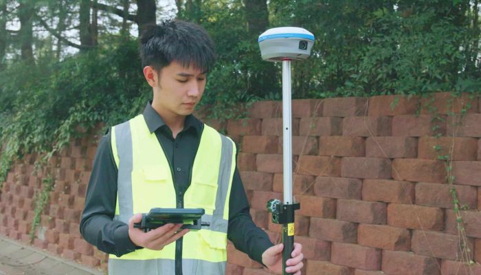 Tablette CHCNAV LT800 appairée avec une antenne GNSS