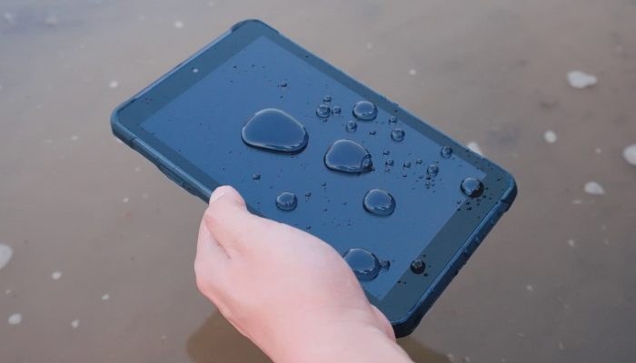 Tablette LT800 avec de l'eau sur l'écran